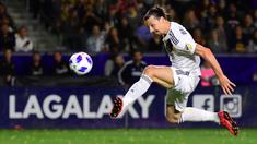 Pemain LA Galaxy, Zlatan Ibrahimovic berusaha mencetak gol ke gawang New Yorks Red Bulls pada laga lanjutan Major League Soccer di Carson, California, 28 April 2018. Ibrahimovic didatangkan LA Galaxy pada tahun 2018. Setahun di Los Angeles, ia tercatat telah mencetak 53 gol dari 58 pertandingan. (AFP/Frederic J. Brown)