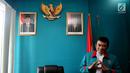 Ketua Umum Partai Idaman Rhoma Irama memberi salam Idaman saat sesi foto di Kantor DPP Partai Idaman, Jakarta, Selasa (16/1). Partai Idaman menyatakan akan melaporkan Bawaslu ke Dewan Kehormatan Penyelenggara Pemilu (DKPP). (Liputan6.com/JohanTallo)