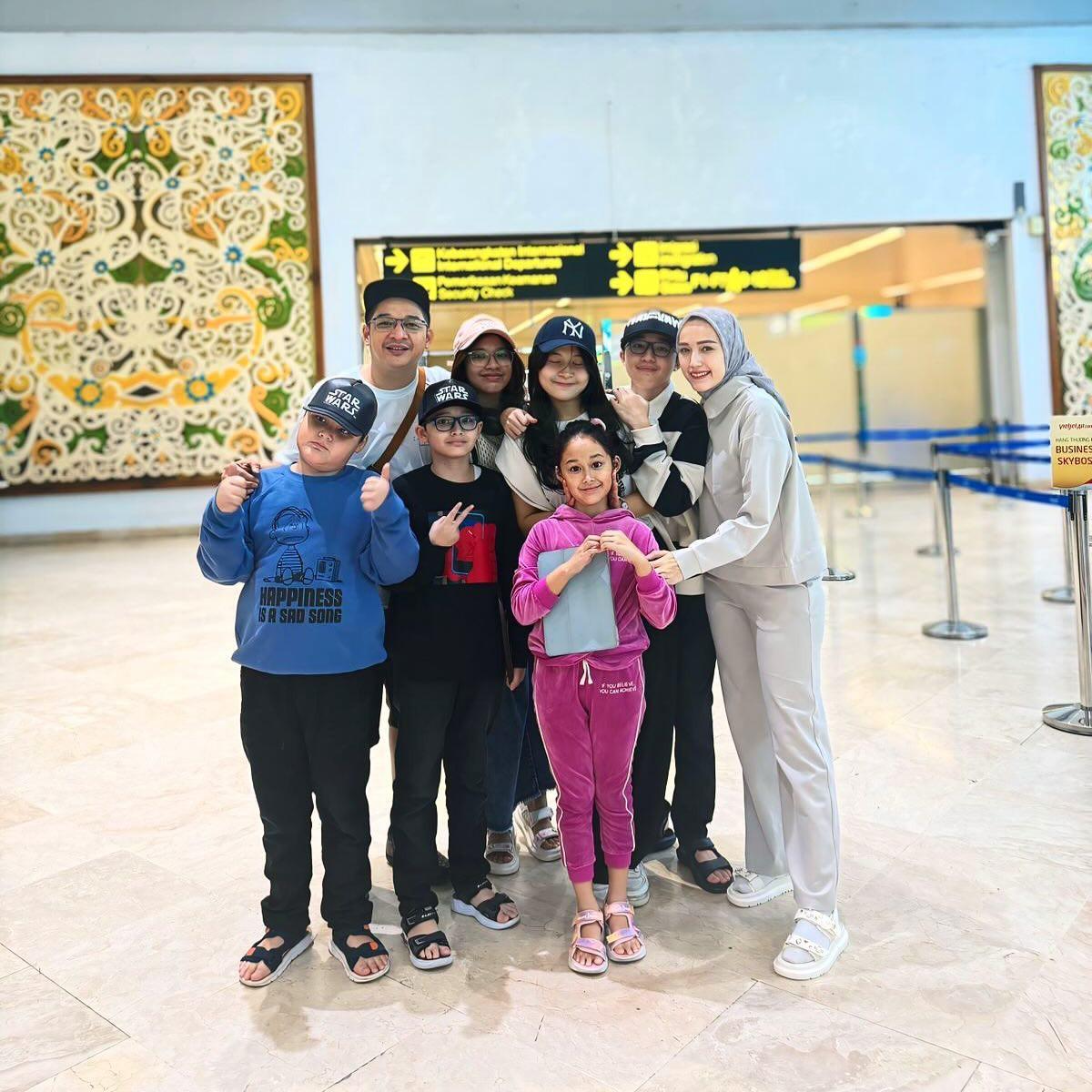 7 Potret Pasha Ungu Liburan Bareng Adelia Wilhelmina, Ajak Juga Shakiena dan Nasha 2 Anak Remajanya