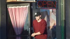 Aktor tampan, Ashton Kutcher belum lama ini kepergok keluar dari panti pijat plus-plus asal Thailand yang terletak di Los Angeles. Suami Mila Kunis itu mengenakan busana santai dengan topi baseball saat keluar dari panti pijat tersebut. (thesun.co.uk)