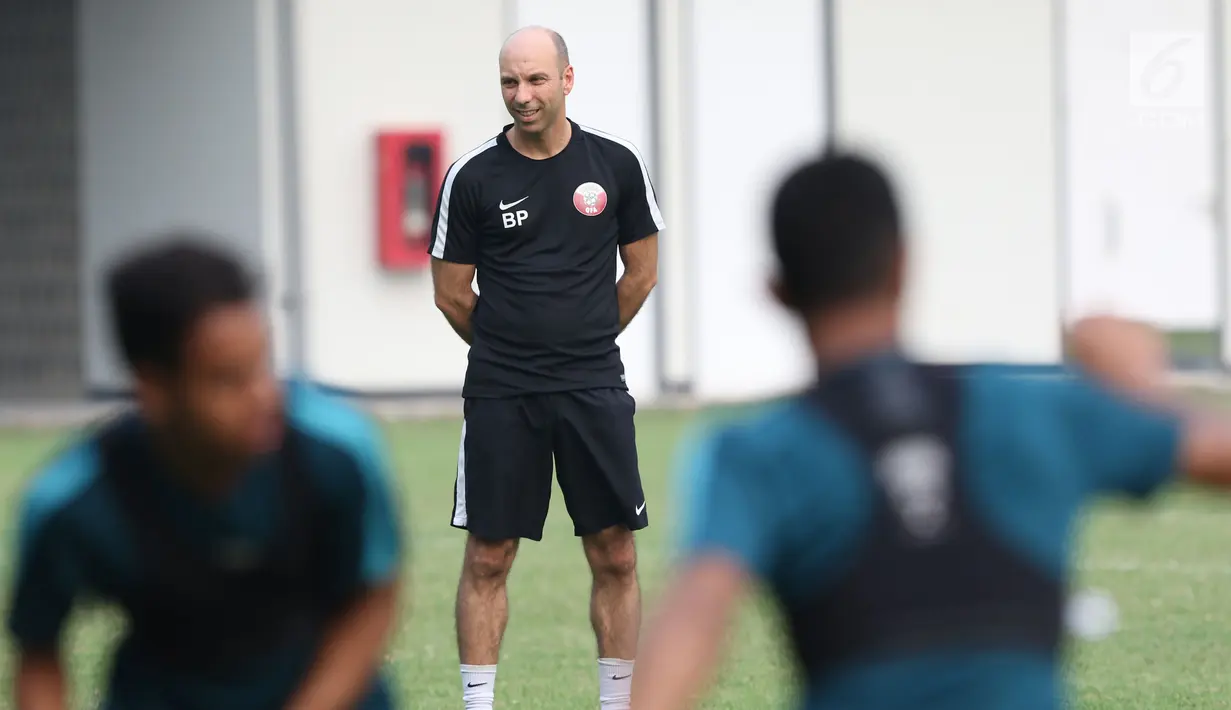 Pelatih Timnas Qatar U-19, Bruno Pinheiro saat memimpin latihan di Lapangan A GBK, Jakarta, Rabu (17/10). Timnas Qatar U-19 tergabuing di Grup A Piala AFC U-19 bersama Indonesia dan Chinese Taipei serta Uni Emirat Arab. (Liputan6.com/Helmi Fithriansyah)