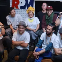 Rieke mengatakan, meski pasar penjualan fisik dan pembajakan yang makin marak, tidak membuatnya berhenti untuk mengeluarkan sebuah karya. (Galih W. Satria/Bintang.com)