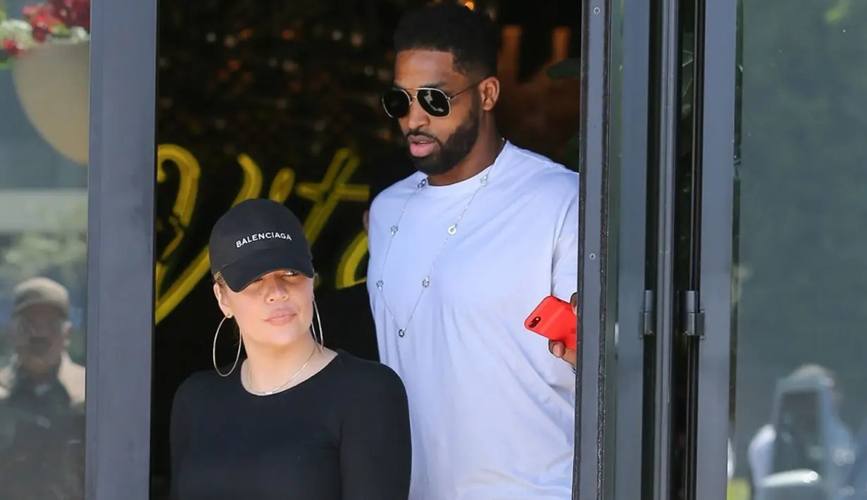 Kini Khloe Kardashian dan Tristan Thompson berada di Los Angeles selalu tampil mesra di depan publik. (Entertainment Tonight - Splash News)
