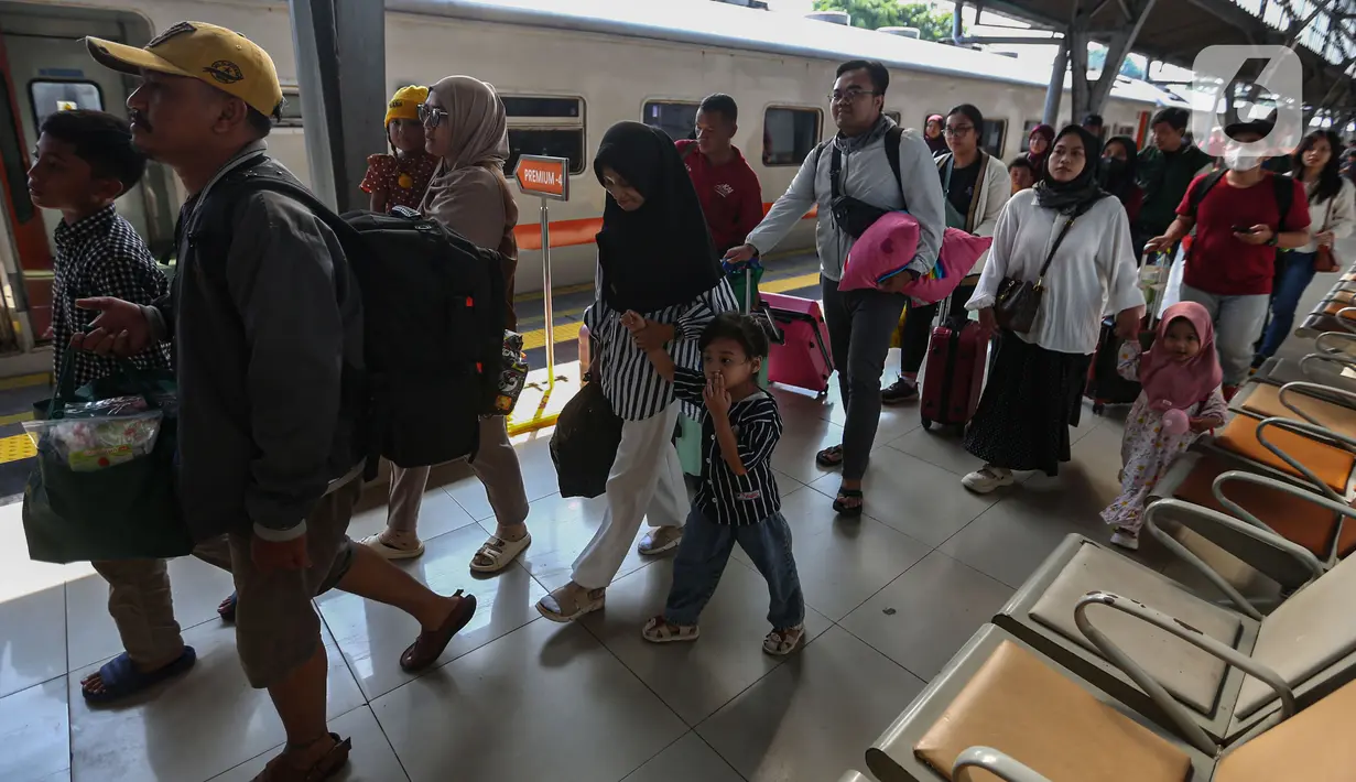 Ixfan Hendriwintoko juga menyebut masih tersedia tiket mudik balik dari Jakarta.  (Liputan6.com/Angga Yuniar)