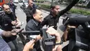Yurod tampak meninggalkan gedung KPK didampingi seorang pegawai, Jakarta, (28/8/14). (Liputan6.com/Herman zakharia)