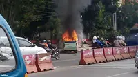 Angkot Terbakar di Depan Kantor Walikota Depok
