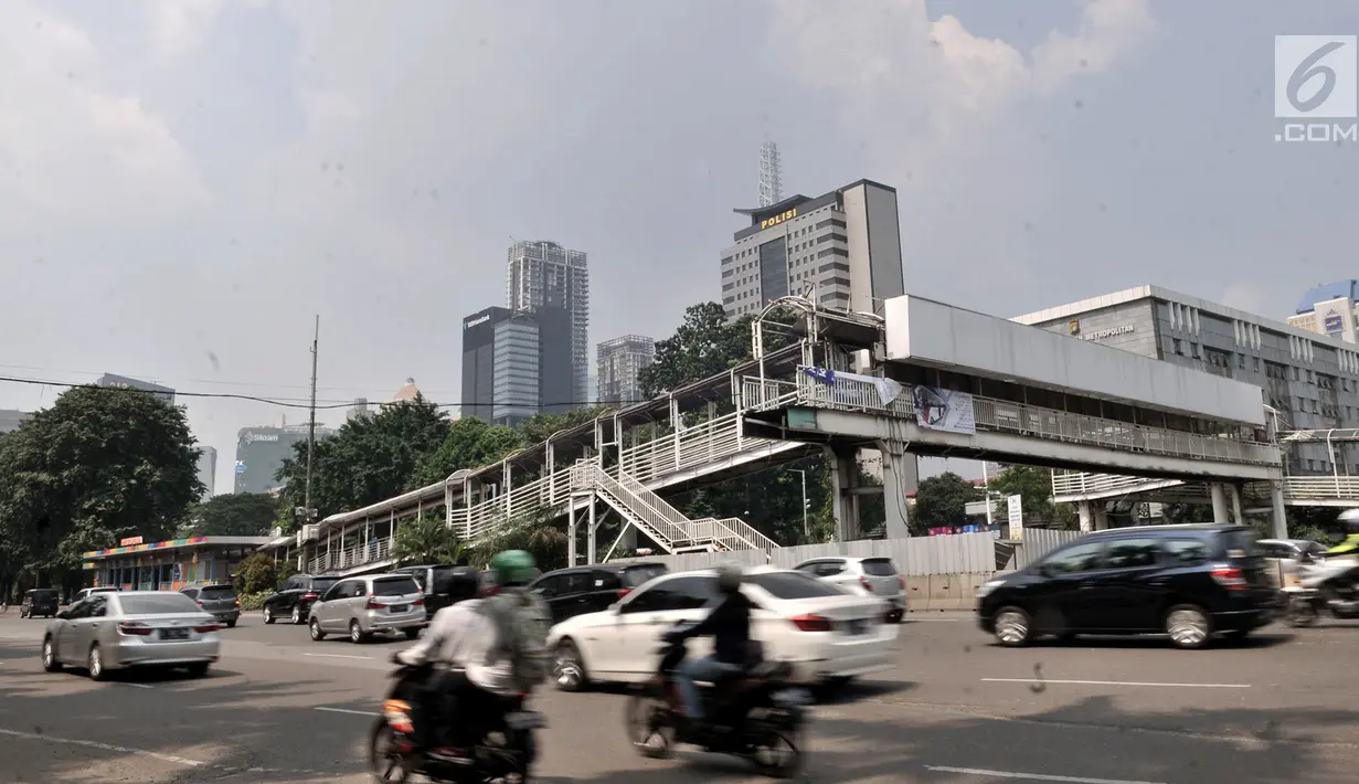 Lalu lalang kendaraan di sekitar jembatan penyeberangan orang (JPO) Polda Metro Jaya, Jakarta, Selasa (8/5). Buntungnya JPO tersebut membingungkan sekaligus mengancam keselamatan para pejalan kaki yang ingin menyeberang. (Merdeka.com/Iqbal Nugroho)