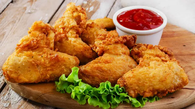 Biar Empuk dan Nggak Keras, Begini Cara Menggoreng Daging Ayam yang Benar