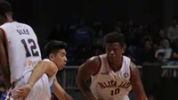 Wayne Bradford Lyndon (kanan) menggiring bola melewati adangan pemain Satria Muda pada laga Perbasi Cup 2017 di Sports Mall, Kelapa Gading, Jakarta, (10/11/2017). Pelita Jaya menang 82-77.  (Bola.com/Nick Hanoatubun)