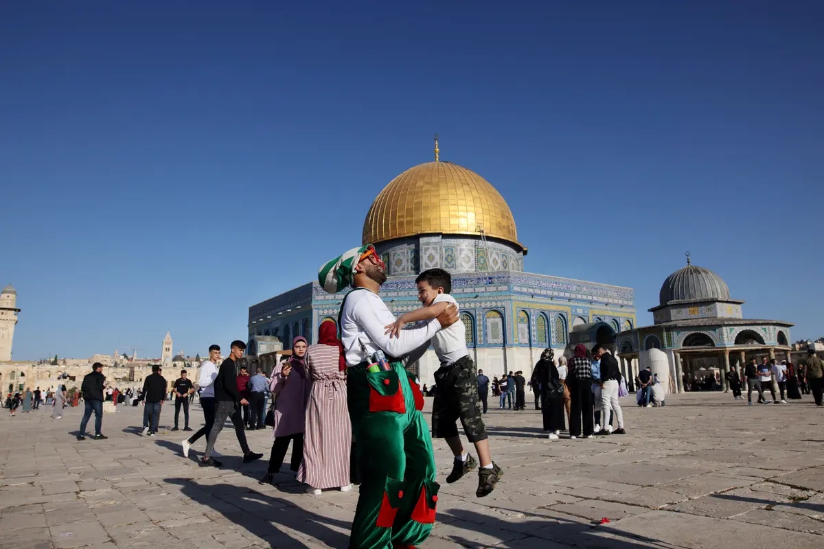Potret Warga Palestina Sholat Idul Fitri di Tengah Ketegangan dengan Israel