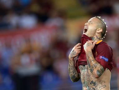 Ekspresi Radja Nainggolan  saat timnya kalah dari FC Porto dengan agregat 1-4 pada leg 2 babak play off Liga Champions  di Olympic Stadium, Rome (24/8/2016) dini hari WIB. (AFP/Filippo Monteforte)