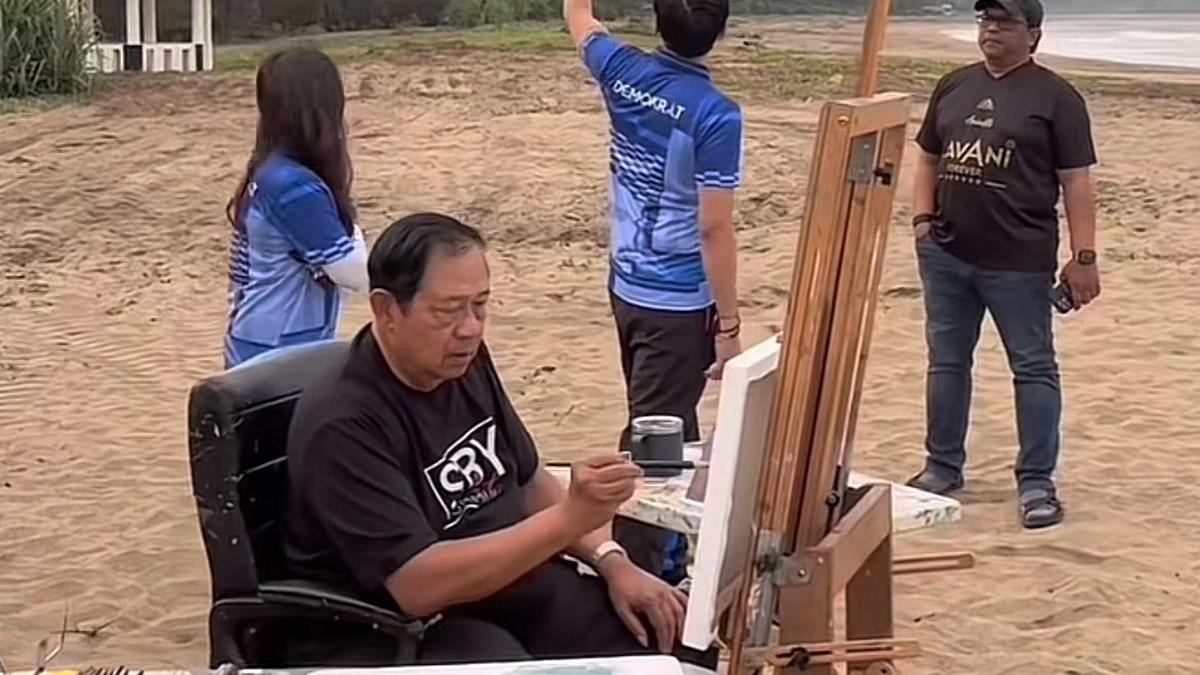SBY Pulang Kampung ke Pacitan, Melukis di Pantai Pancer Door Ditemani Anak-Mantu