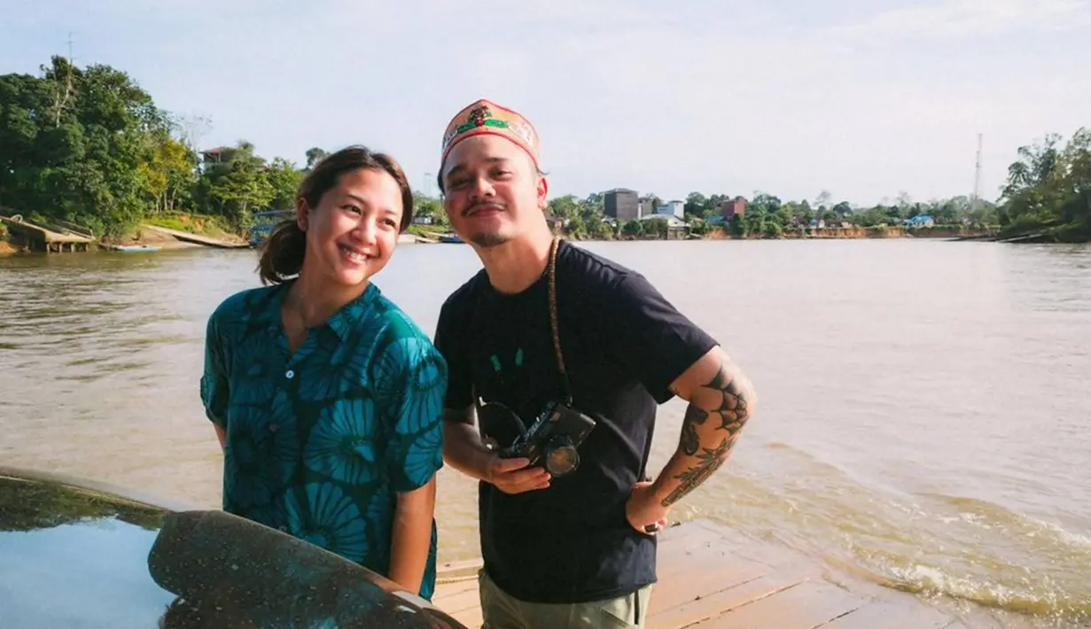 Tidak dapat dipungkiri bahwa film Petualangan Sherina, menjadi salah satu film yang sangat populer di zamannya. Film drama musikal yang dibintangi Sherina Munaf dan Derby Romero ini pasti ditonton oleh anak kelahiran tahun 90-an. Siapa yang tidak kenal Sherina pada masa kecilnya? Kini usai 22 tahun, film ini dipun dilanjutkan kembali dengan keduanya yang sudah dewasa. (Liputan6.com/IG/@sherinasinna)