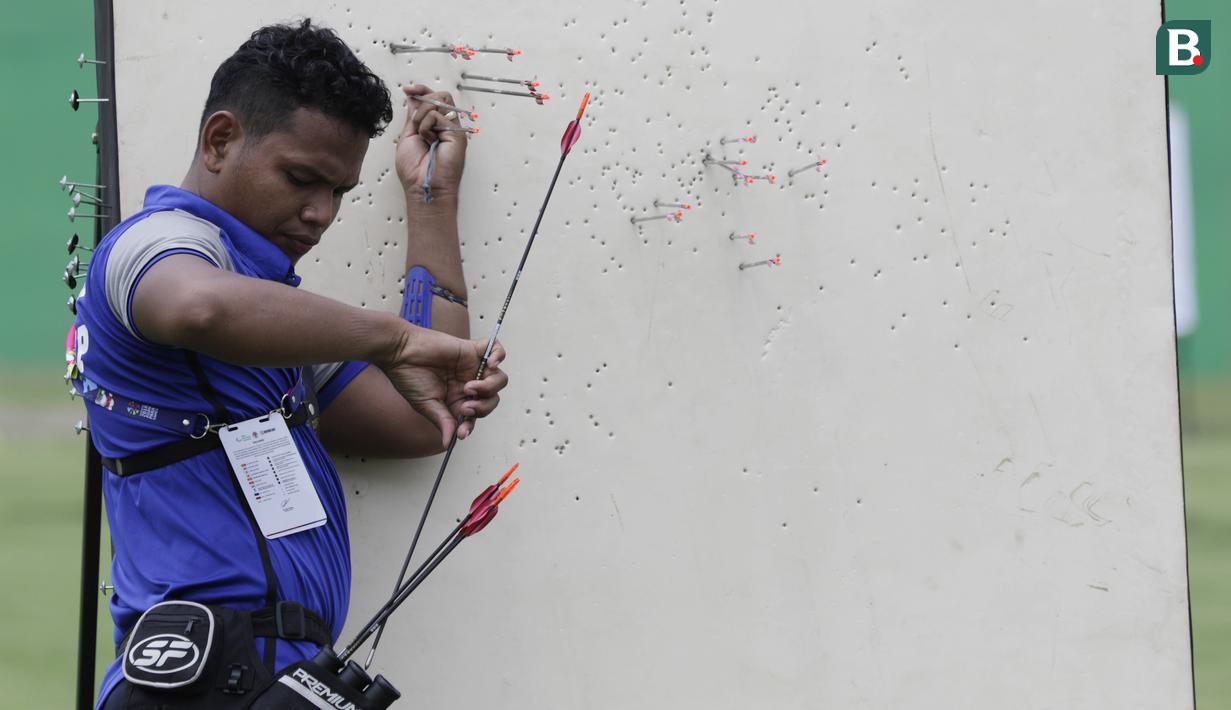 Atlet panahan Asian Para Games mencabut panah saat latihan di Lapangan Panahan, Senayan, Jakarta, kamis (04/10/2018). Latihan tersebut juga dalam rangka uji coba lapangan jelang pertandingan. (Bola.com/M Iqbal Ichsan)