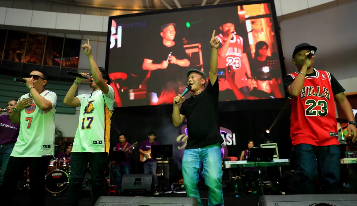 Penampilan khas Iwa K dan T-Five membuat suasana Summarecon Mall Serpong menjadi lebih berwarna dan enerjik. (Adrian Putra/Bintang.com)