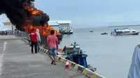 Mobil terbakar di Pelabuhan Tarakan Kalimantan Utara.