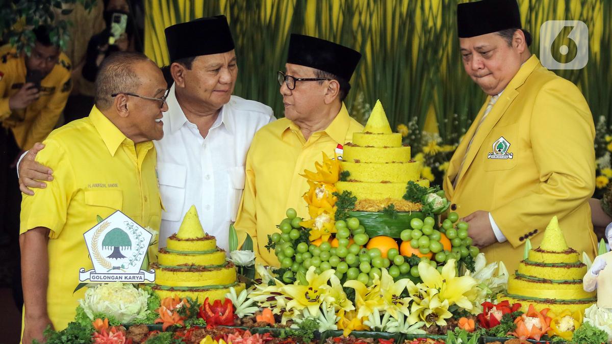 Rangkulan Prabowo Subianto saat Hadiri Syukuran HUT ke-59 Partai Golkar