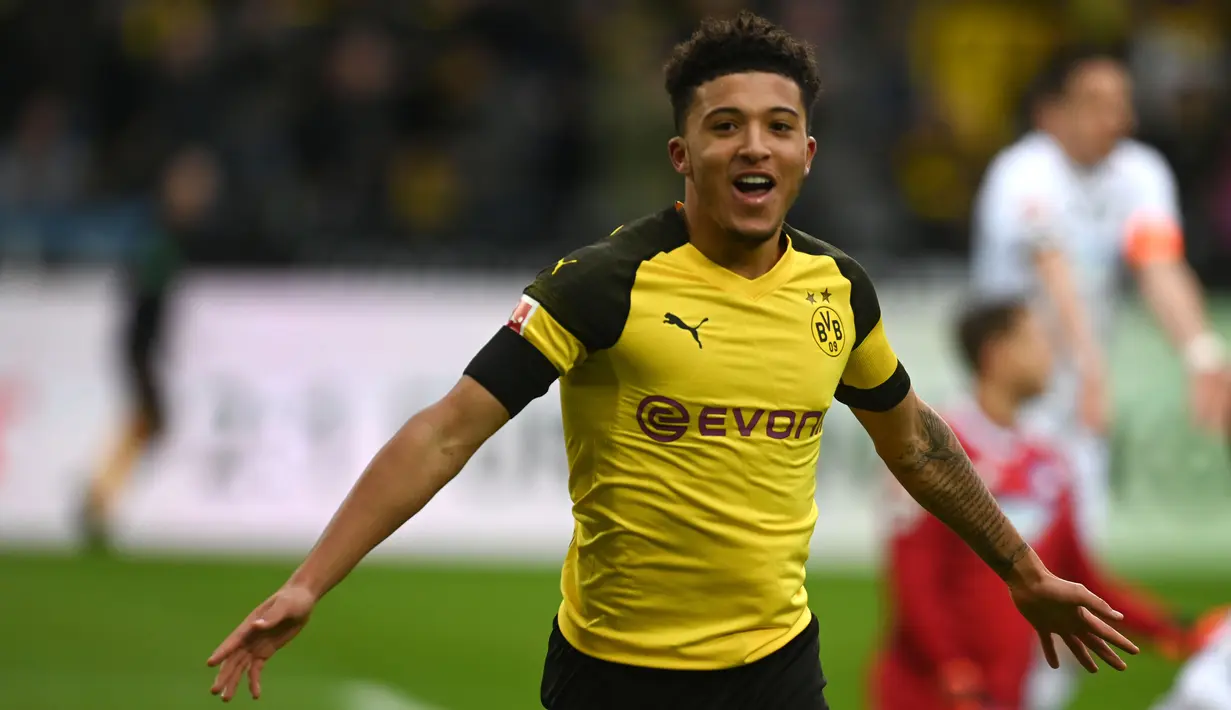Wonderkid Inggris berusia 19 tahun digosipkan menjadi rencana cadangan Barcelona bila gagal mendatangkan Neymar musim panas ini. Penyerang sayap berbanderol 100 juta pound diminati juga oleh Man United dan Liverpool yang siap menampungnya bermain secara reguler. (AFP/Patrik Stollarz)