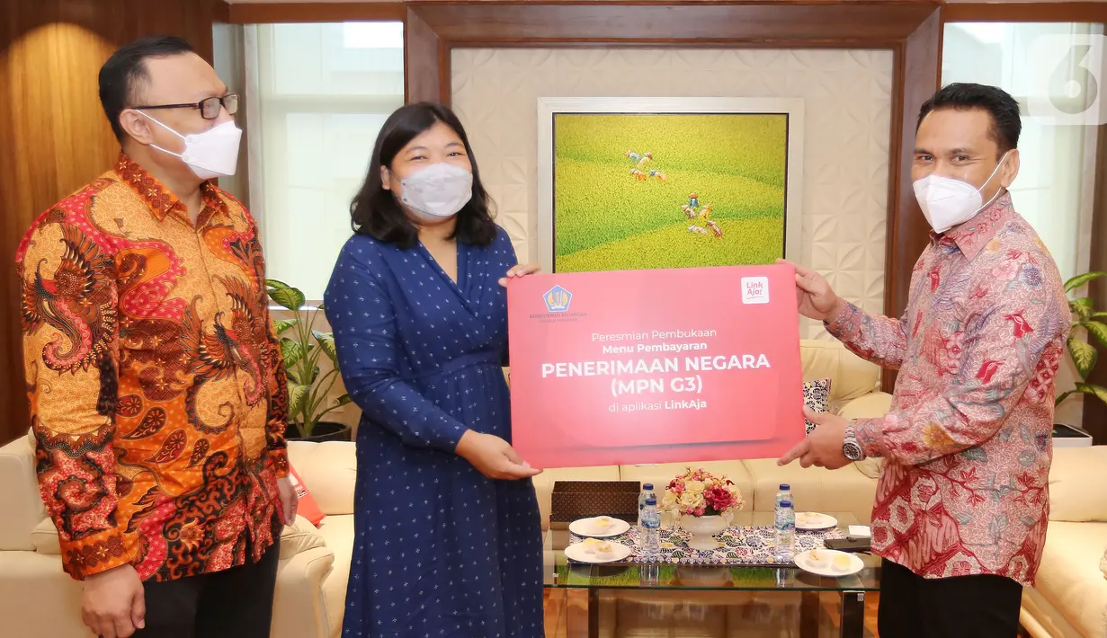 VP Public Sector Payments LinkAja Marcella Chandra Wijayanti (tengah) disaksikan Direktur Operasi Widjayanto (kiri) secara simbolis memberikan menu pembayaran MPN G3 kepada Staff Ahli Kemenkeu Bidang Pengawasan Pajak Nufransa Wira Sakti di Jakarta, Senin (1/11/2021). (Liputan6.com/HO/LinkAja)