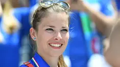 Seorang suporter cantik asal Italy tengah bersiap menyaksikan timnya melawan Swedia pada laga grup E Euro Cup 2016 di Stadion Municipal, Toulouse, Jumat (17/6/2016) WIB. (AFP/Vincenzo Pinto)