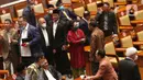 Anggota DPR RI berbincang sebelum mengikuti pembukaan Rapat Paripurna Pembukaan Masa Persidangan V Tahun Sidang 2021-2022 di Nusantara II, Kompleks Parlemen MPR/DPR-DPD, Senayan, Jakarta, Selasa (17/5/2022). Rapat paripurna hari ini menandakan DPR kembali aktif bersidang setelah selesai menjalani masa reses. Hadir 76 anggota yang secara fisik, 252 secara virtual dan izin 5 anggota. Sehingga total kehadiran rapat paripurna hari ini adalah 333 dari 575 anggota DPR. (Liputan6.com/Angga Yuniar)