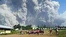 Aktivitas anak-anak di sekolah dasar Sipandak di desa Tiga Pancur di Karo, Sumatra Utara (19/2). Gunung Sinabung kembali menyemburkan abu vulkanik tebal dengan tinggi kolom 5.000 meter. (AFP Photo/Anto Sembiring)