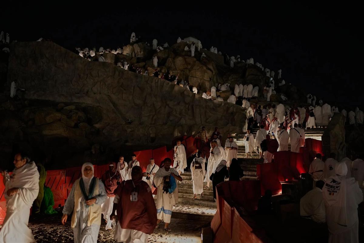 FOTO: Khusyuk Jemaah Haji Berdoa di Jabal Rahmah