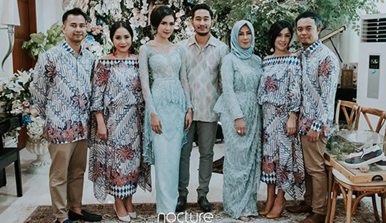 Setelah melalui rangkaian prosesi tukar cincin, adik bungsu Raffi Ahmad itu sungkem pada ibundanya, Amy Qanita. Setelah itu dengan Raffi Ahmad, lantaran ayahnya telah lebih dulu menghadap Yang Kuasa. (Instagram/raffinagita1717)