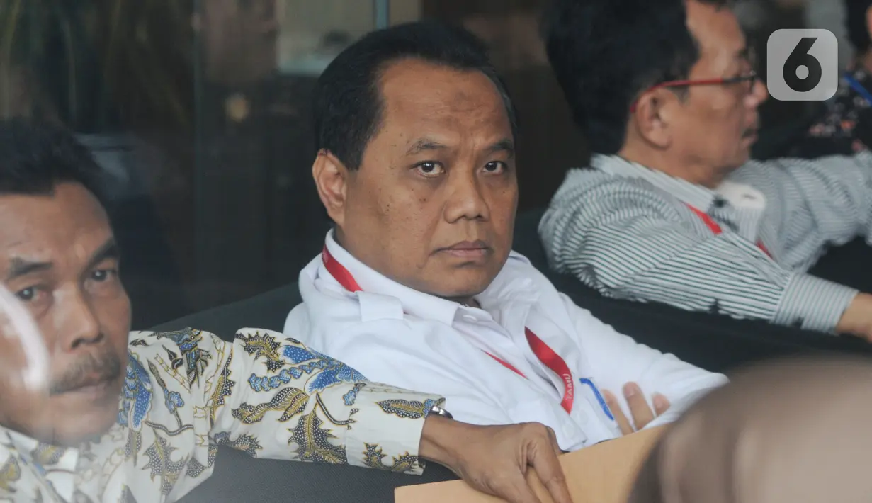 Direktur Operasional dan Pelayanan Publik Perum Bulog, Tri Wahyudi Saleh menunggu panggilan penyidik akan menjalani pemeriksaan di Gedung KPK, Jakarta, Selasa (17/12/2019). Tri Wahyudi  diperiksa sebagai saksi  terkait menerima suap pengelolahan Distribusi gula di PTPN III. (merdeka.com/Dwi Narwoko)
