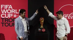 Mantan pemain Brasil Kaká (kiri) dan mantan kiper Spanyol Iker Casillas menunjukkan trofi Piala Dunia FIFA Qatar selama Tur Trofi oleh Coca-Cola dimulai hari ini dengan acara pemberhentian pertama di Dubai, Uni Emirat Arab, Kamis (12/5/2022). (AP Photo/Kamran Jebreili)