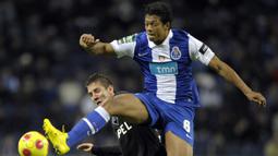 Fredy Guarin. Gelandang berusia 35 tahun yang sejak awal musim 2021/2022 berstatus tanpa klub ini didatangkan FC Porto dari Saint Etienne pada awal musim 2008/2009 dengan mahar 1 juta euro. Pada awal musim 2012/2013 Porto mempermanenkannya ke Inter Milan dengan nilai 11 juta euro. (AFP/Miguel Riopa)