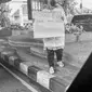 Seorang perempuan menenteng poster bertulisan jual ginjal di Jalan Cikapayang, Dago, Kota Bandung, (29/11/2022). (Istimewa)