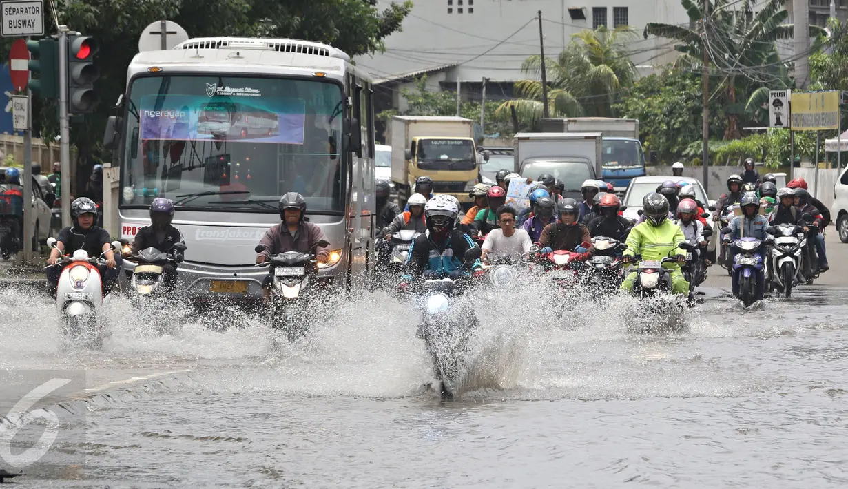 Sejumlah kendaraan menerobos banjir yang merendam Jalan Panjang, Jakarta Barat, Jumat (26/2). Hujan yang mengguyur wilayah Jakarta membuat sejumlah titik terendam banjir dengan ketinggian sekitar 20 cm hingga 1 meter. (Liputan6.com/ Immanuel Antonius)