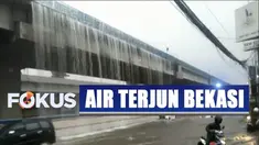 Air langsung tumpah ke Jalan Raya KH Noer Ali Kalimalang, Kelurahan Jakasampurna, Bekasi Barat.