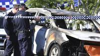 Polisi berada di tempat kejadian terbakarnya mobil yang menghanguskan seorang ibu bersama tiga anaknya. (Source: Dan Peled/AAP Image via AP)