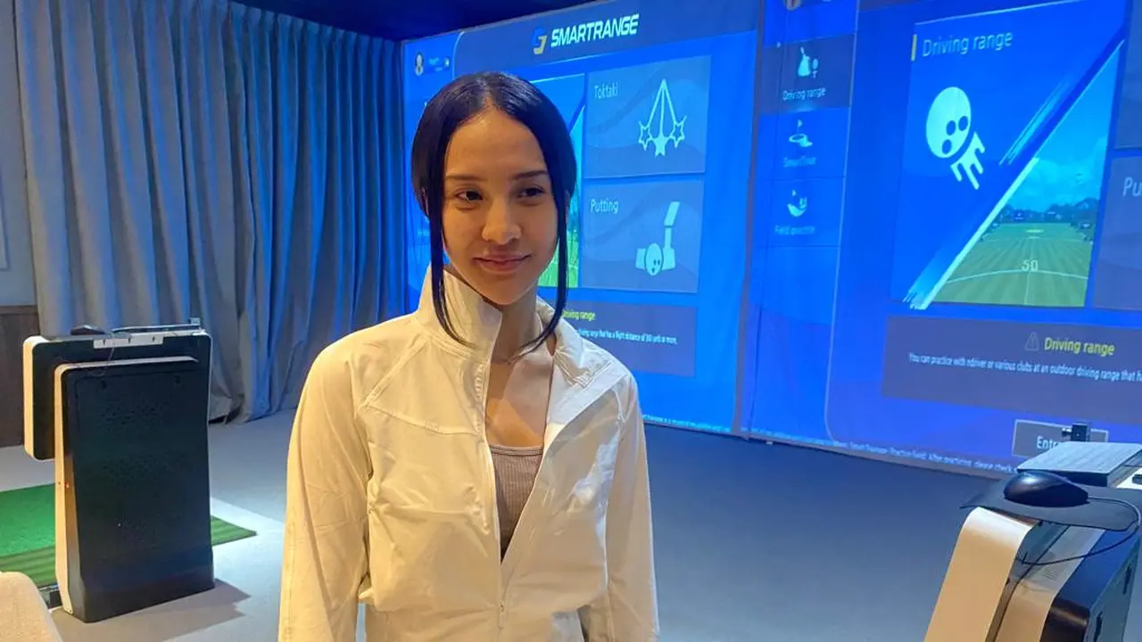 Anya Geraldine saat akan bermain di SIM Simulator Golf Academy.