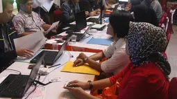Orang tua murid tingkat SMA/SMK mengantre di Posko Pelayanan Peneriman Peserta Didik Baru (PPDB) Online tahun ajaran 2018 di SMKN 1 Budi Utomo, Jakarta, Kamis (28/6). Pendaftaran PPDB online tingkat SMA/SMK berakhir hari ini. (Liputan6.com/Arya Manggala)