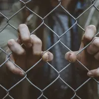 Demi membeli ponsel sang anak yang menjalani sekolah online, seorang pria bekerja giat dari dalam sel penjara. (Foto: Unsplash)