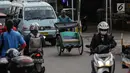 Aktifitas becak di Kampung Bahari, Tanjung Priok, Jakarta, Selasa (16/1). Anies beralasan dengan beroperasinya becak, keadilan peluang ekonomi kembali didapatkan warga yang tersingkir karena kebijakan larangan operasional. (Liputan6.com/Faizal Fanani)