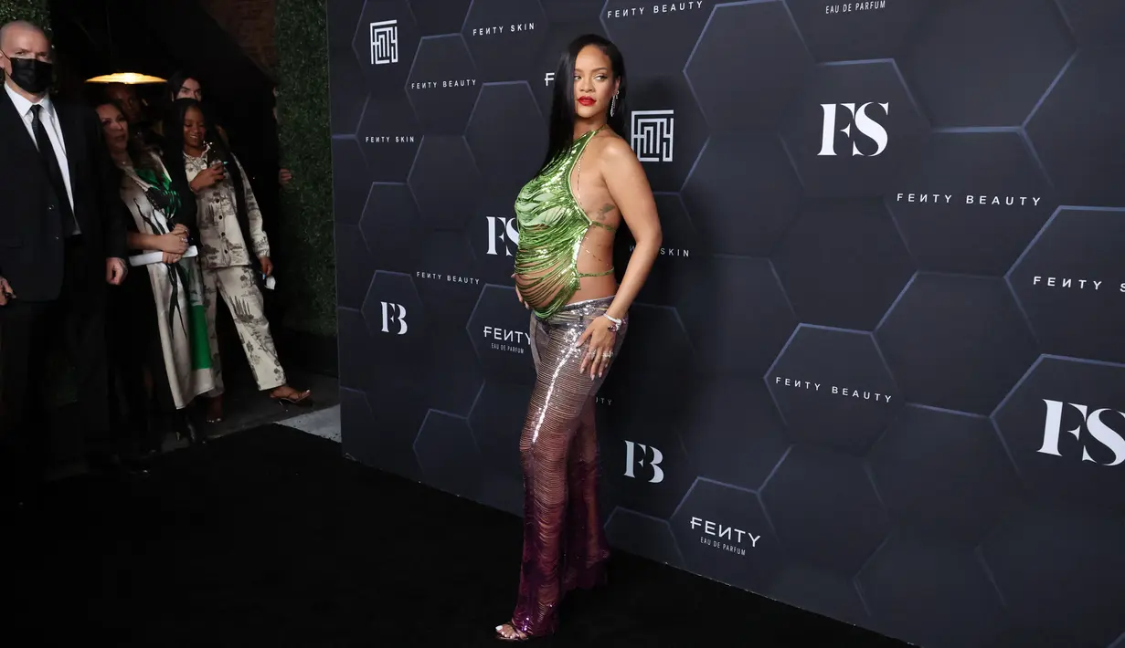 Rihanna berpose saat perayaan produk kecantikannya Fenty Beauty dan Fenty Skin di Goya Studios, Los Angeles, California, Amerika Serikat, 11 Februari 2022. Rihanna diketahui tengah hamil anak pertama dengan kekasihnya, A$AP Rocky. (Mike Coppola/Getty Images/AFP)