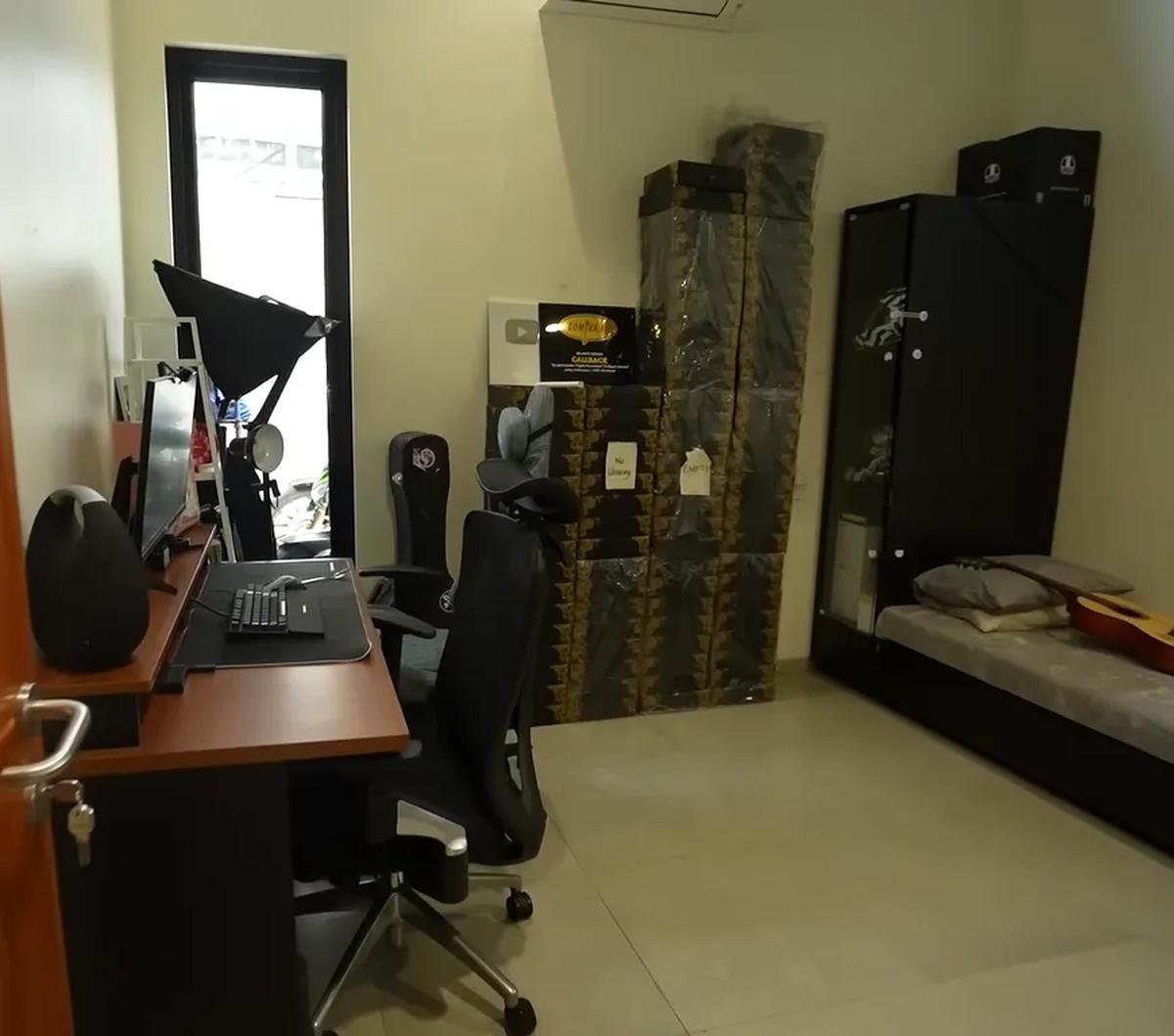 Di rumah Rigen juga ada ruangan studio. Ruangan ini biasa digunakan Rigen untuk main game.  Tampak ada seperangkat komputer dengan meja dan kursi.