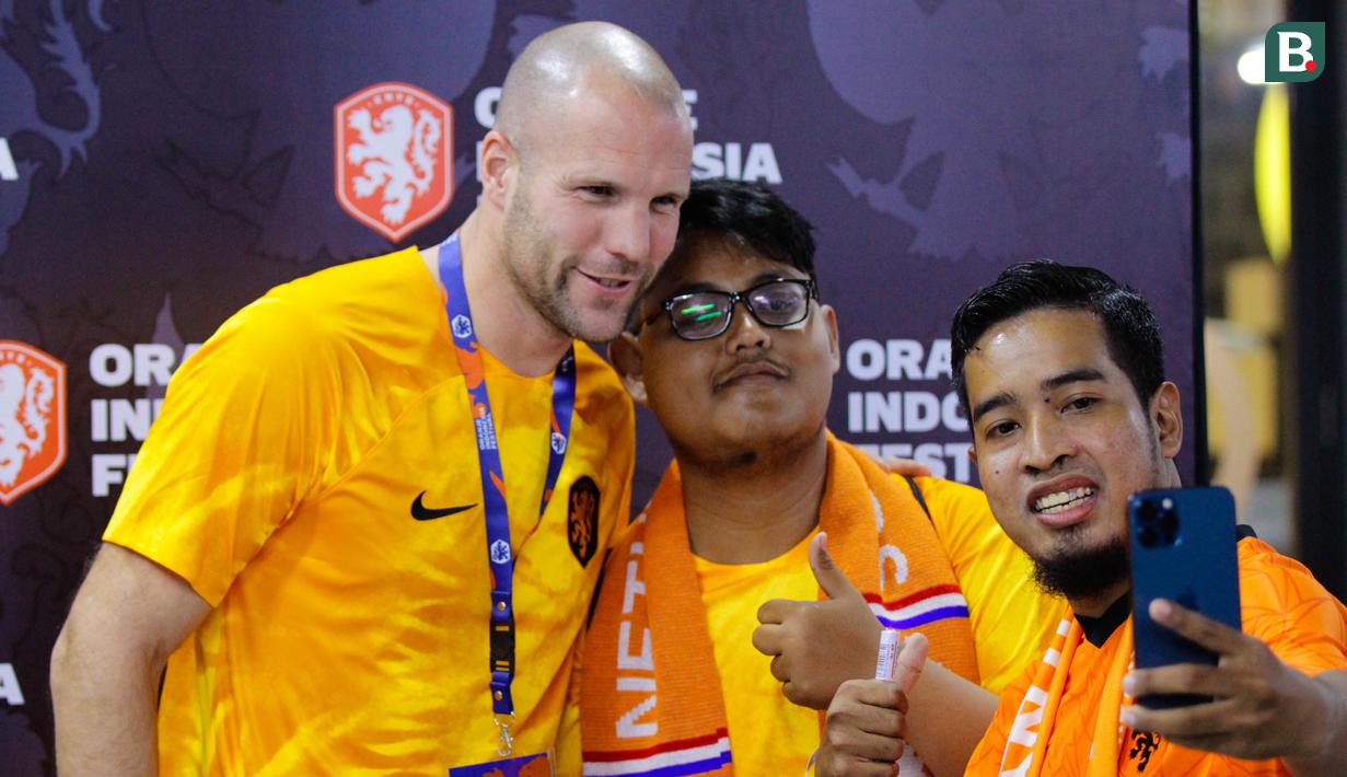 Mantan pemain Feyenoord dan Aston Villa itu juga menerima swafoto bersama para penonton yang mengunjungi Festival Oranje Indonesia. (Bola.com/Muhammad Aldiansyah)