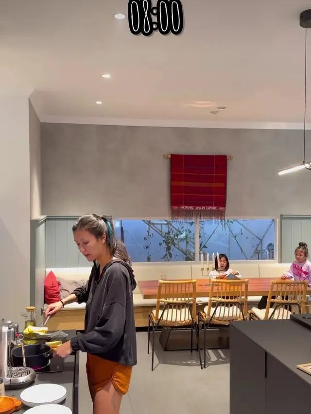 Potret Sharena Delon Bersih-bersih Rumah Tanpa ART