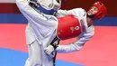 Taekwondo Indonesia, Ibrahim Zarman saat bertarung melawan Taekwondo Pakistan, Haroon Khan di kelas putra under 63 kg di lapangan Taekwondo JCC, Senayan, Rabu (22/8). Ibrahim Zarman melaju ke babak perdelapan final. (Liputan6.com/Fery Pradolo)