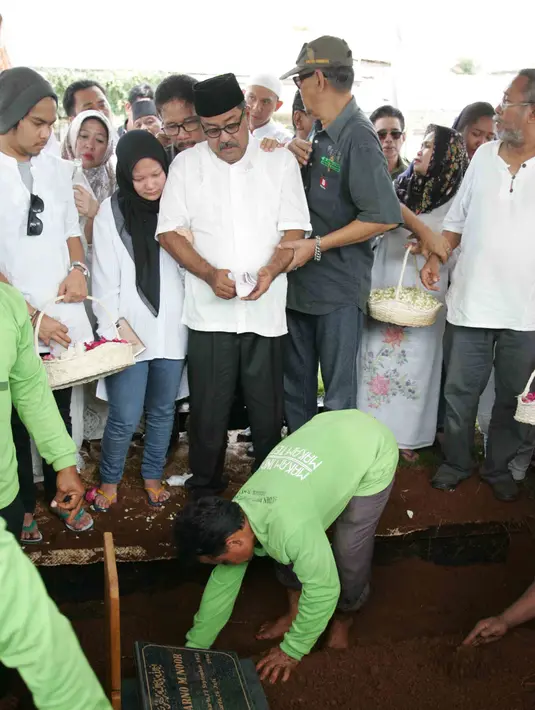 Sebelum dimakamkan, jenazah sang ibunda tercinta disemayamkan di rumah duka  di rumah pribadi Rano Karno di bilangan Lebak Bulus Jakarta Selatan. Jenazahnya dimakamkan di Blok AA II Unit Islam, Blad 19, TPU Tanah Kusir. (Andy Masela/Bintang.com)