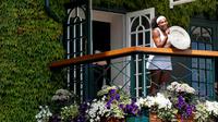 Serena Williams berpose dengan trofi Wimbledon dari balkon Centre Court setelah mengalahkan Garbine Muguruza di final Turnamen Tenis Wimbledon 2015 di London, Inggris. (11/7/2015). (REUTERS/Stefan Wermuth)