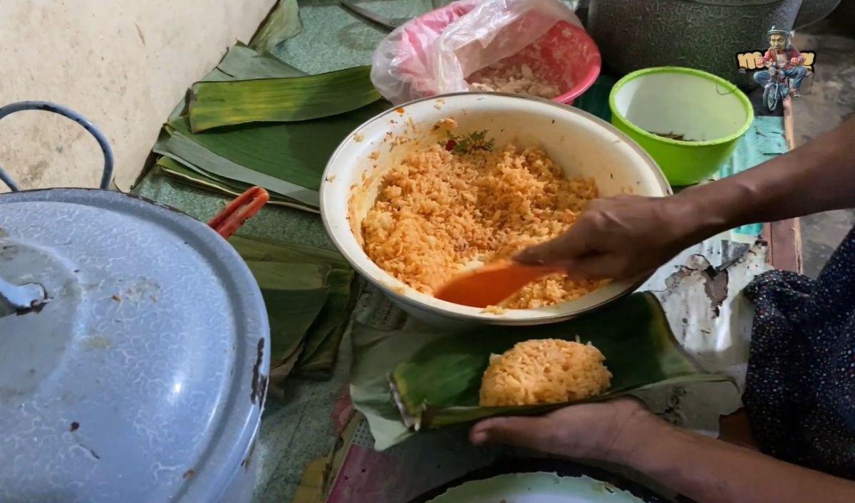 Dibakar dengan Daun Pisang