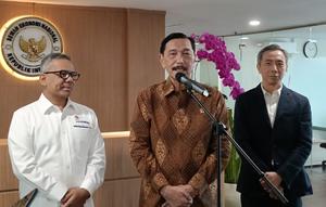 Ketua Dewan Ekonomi Nasional (DEN) Luhut Binsar Pandjaitan bersama Wakil Menteri Keuangan (Wamenkeu) Suahasil Nazara di Kantor Dewan Ekonomi Nasional, Jakarta, Senin (25/5/2026). (Liputan6.com/Maulandy)