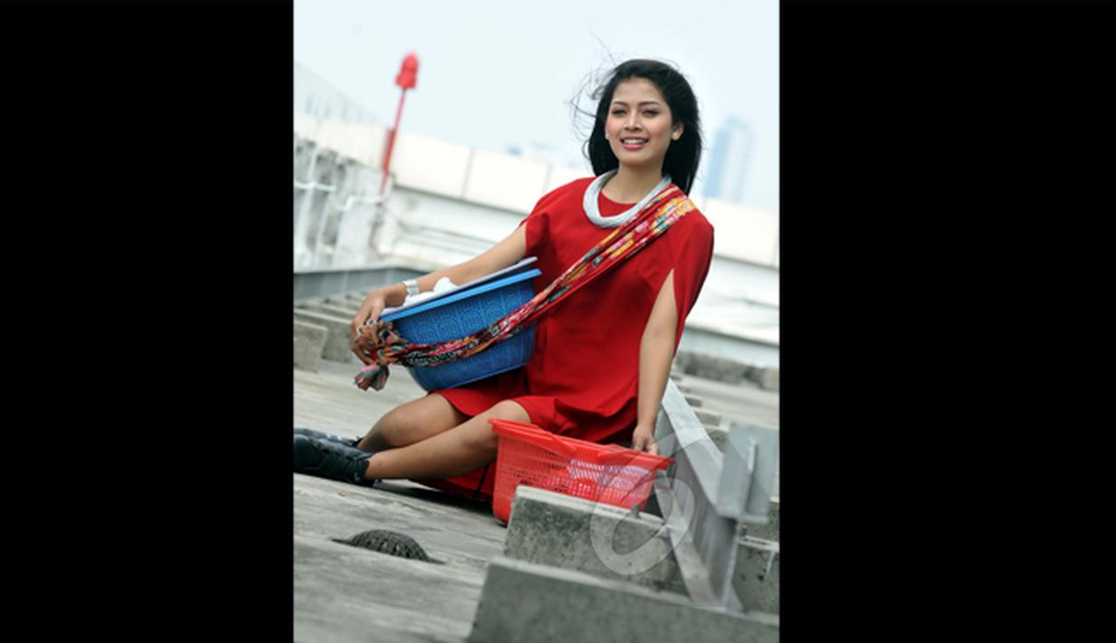 Meski sering dipanggil untuk menjalani pemotretan, Ninih mengaku akan tetap setia menjadi penjual Getuk, Jakarta, Rabu (28/1/2015). (Liputan6.com/Panji Diksana)