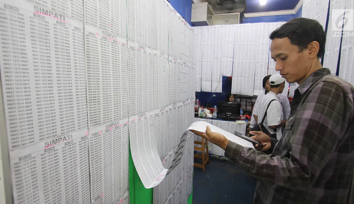 Calon pembeli memilih nomor selular prabayar baru di Jakarta, Jumat (3/11). Batas akhir registrasi ulang kartu SIM yang divalidasi dengan NIK KTP dan nomor KK ini adalah pada 28 Februari 2018. (Liputan6.com/Angga Yuniar)
